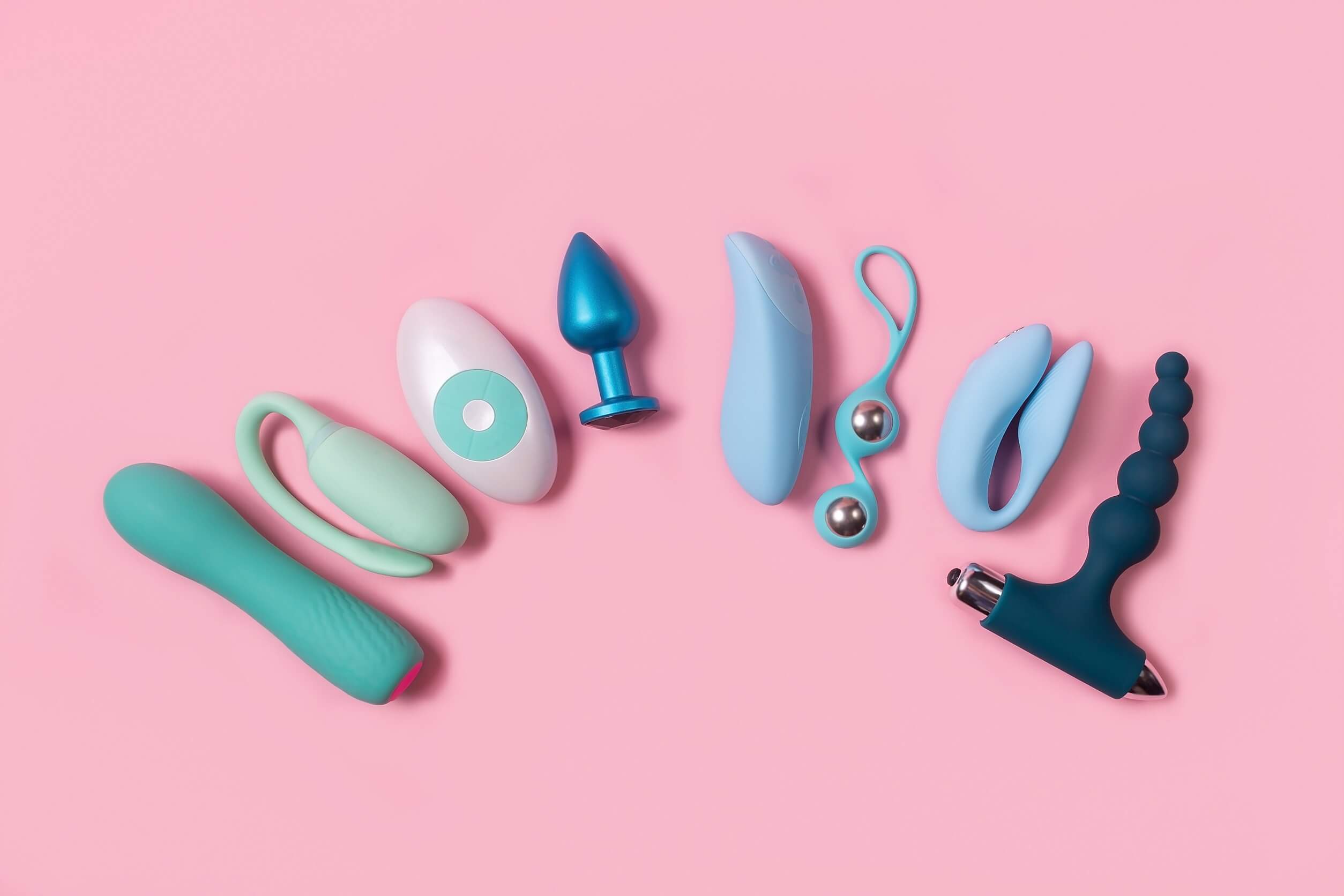 På nätet kan du hitta olika sexleksaker som du kan njuta av både ensam och i sällskap.