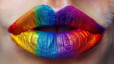 Vad är regnbågskyssen och vilka hälsorisker innebär den?