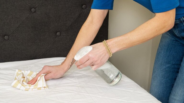 Enkla knep för att få bort urinfläckar från madrassen