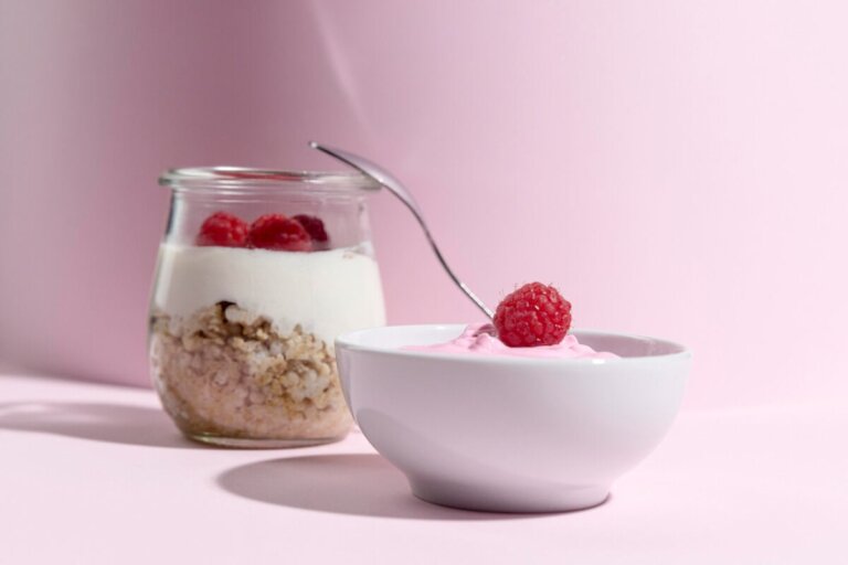 Lär dig några viktiga skillnader mellan yoghurt och kefir
