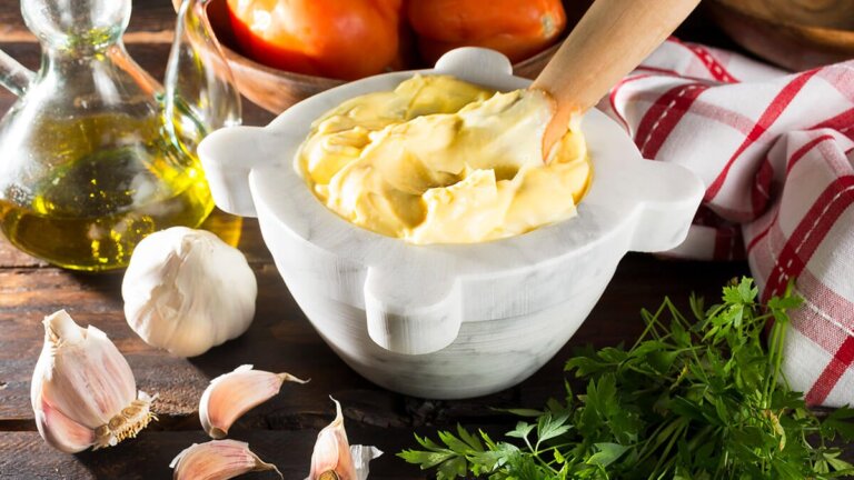 Så gör du en hemlagad aioli på bara några minuter