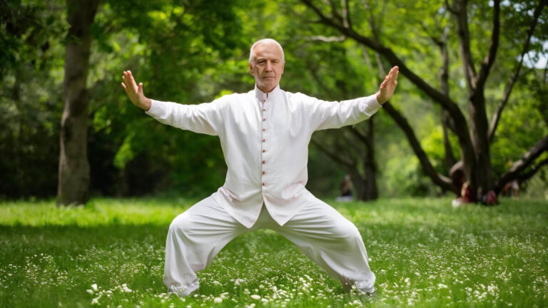 Utöva qigong, en praxis för att balansera kropp, andning och energi