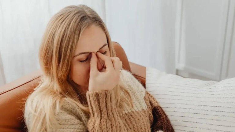 Att röra vid näsan när vi pratar med någon: vad betyder det enligt psykologin?