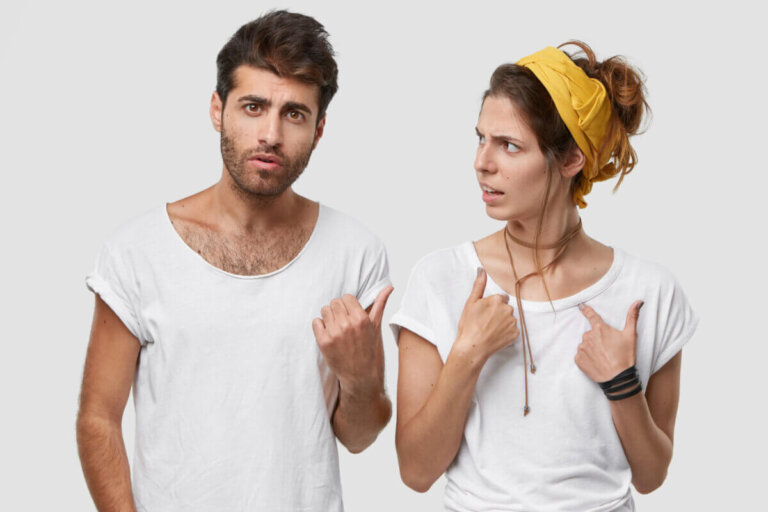 Vad är negging och hur känner du igen denna taktik på en dejt?